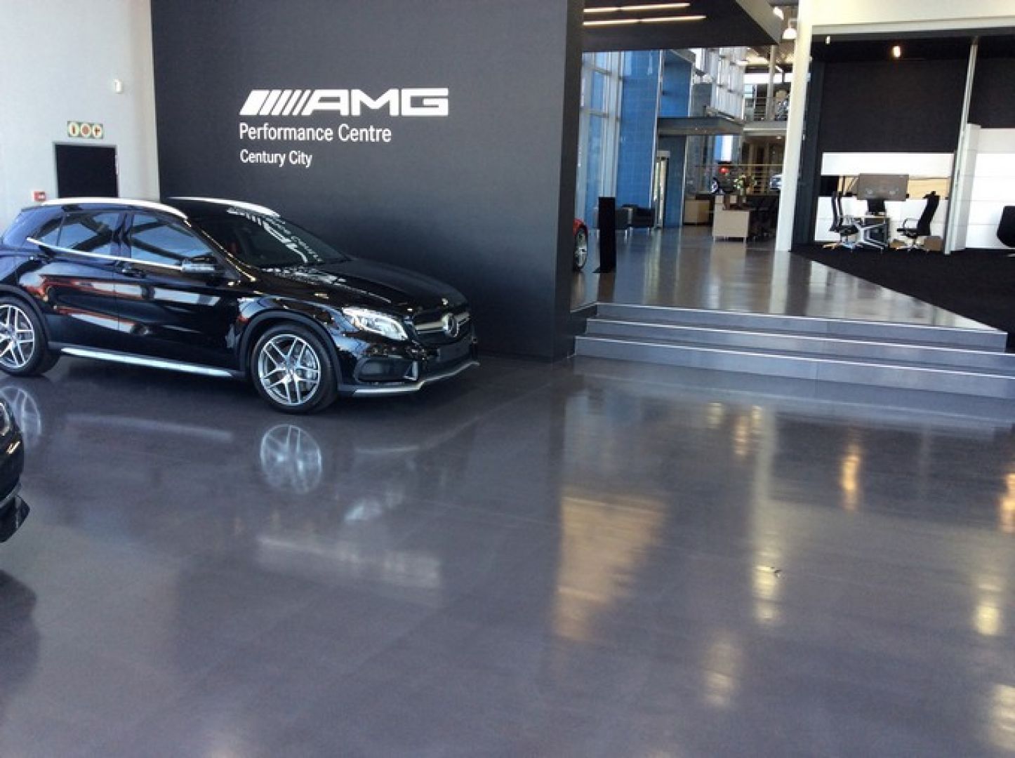Decorative floor in car showrooms SaintGobain